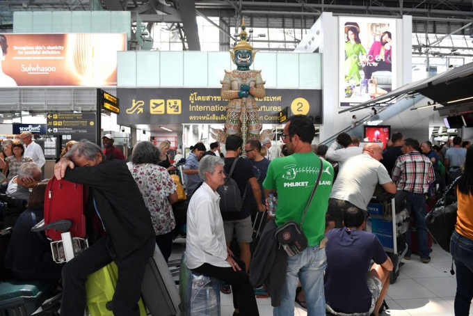 大批旅客滞留在曼谷苏凡纳布国际机场。