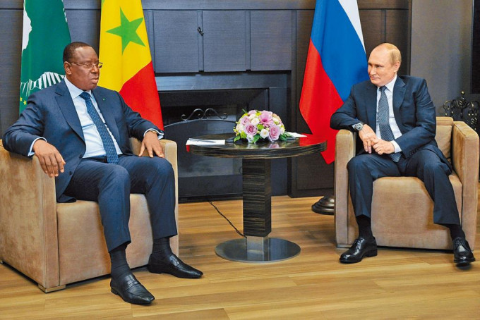 普京上周五在黑海城市索契，會見非洲聯盟輪值主席、塞內加爾總統薩勒。　