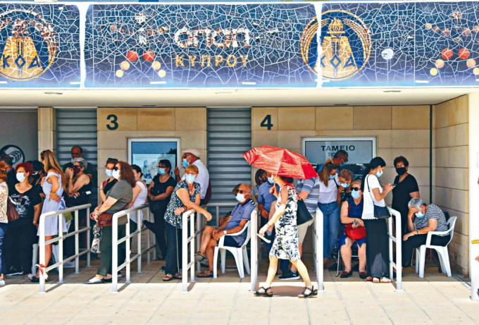 在塞浦路斯利马索尔市，民众去年排队接种新冠疫苗。 