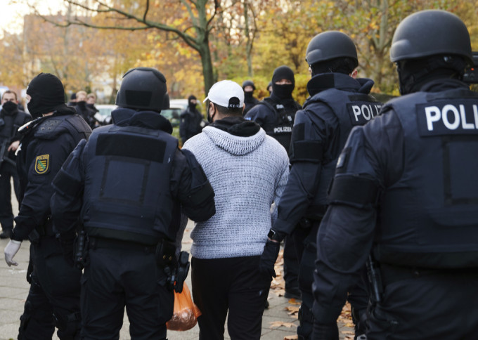 德國在柏林的南部地區進行大規模搜查。行動中逮捕三名疑犯，涉去年10億歐元珠寶失竊案。ap圖