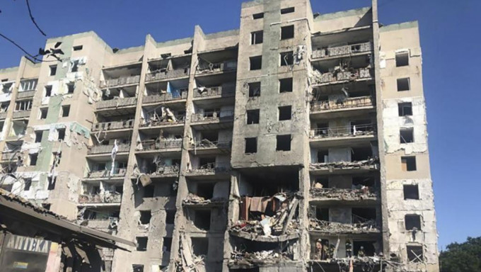乌克兰敖德萨一栋住宅楼遭攻击受损。AP