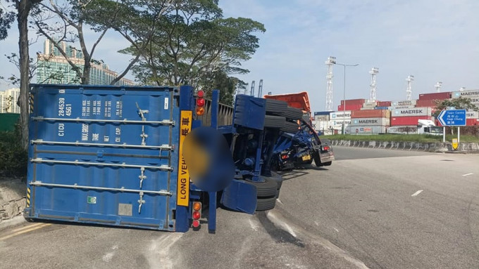 貨櫃車失控翻側橫亘路中，幸無人受傷。fb馬路的事 (即時交通資訊台) Bosco Chu