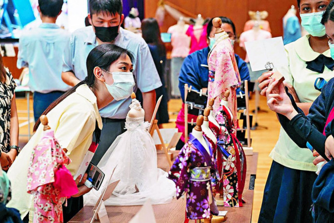 学习成果展中展出学员巧手缝制的日本和服