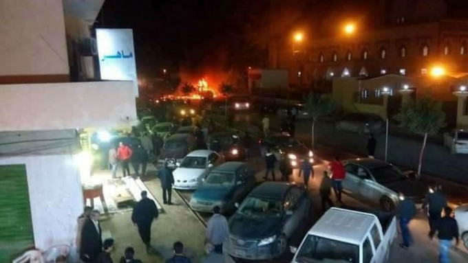 利比亚第二大城市班加西发生连环汽车炸弹袭击，有市民用手机上载照片至网络。(网图)