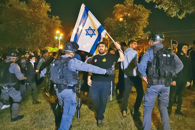 ■耶路撒冷的以色列警察阻止犹太极端组织成员前去示威。