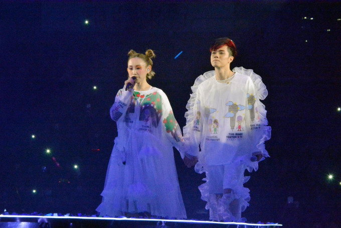 张敬轩与王菀之的举行尾场演唱会。