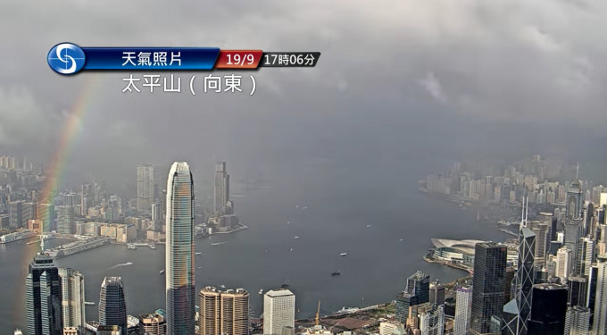 维港昨日出现骤雨，下午更乍现彩虹。天文台FB图片