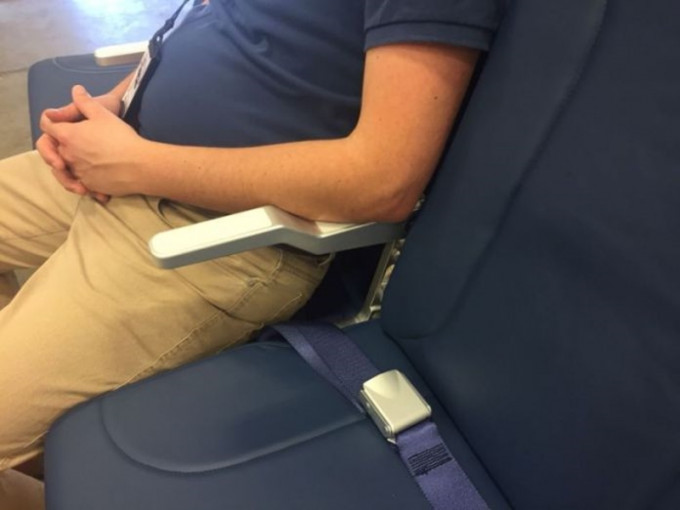 乘坐飞机，机舱的中间位往往不受欢迎。　网图