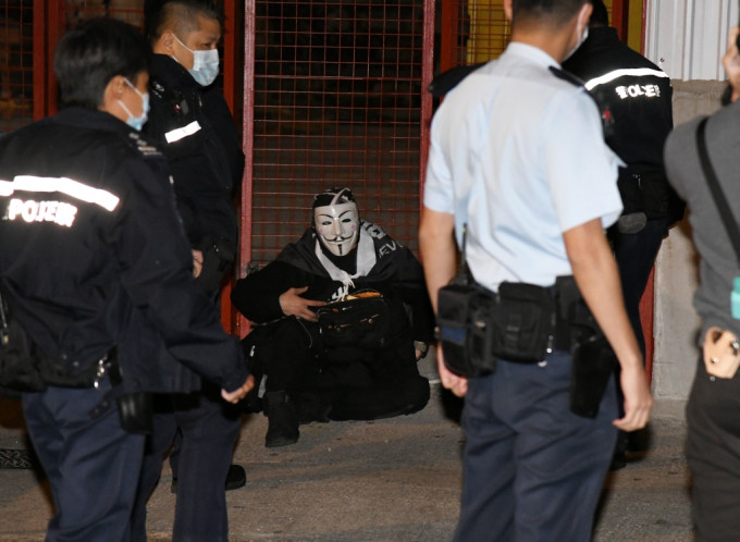 施景骞上周六凌晨在旺角戴上「V煞」面具及披著写上「光复香港 时代革命」字句的披肩，被警方拘捕。资料图片
