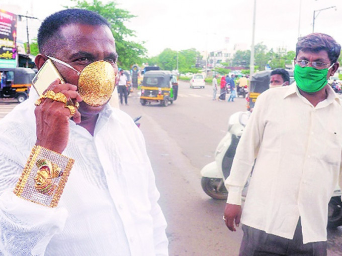 印度一名富商高價打造了一個「純金口罩」，自稱不知道有沒有作用。(網圖)