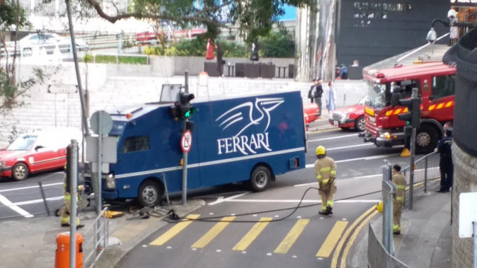 解款車撞上鐵欄。
香港突發事故報料區Wing Lo‎圖片