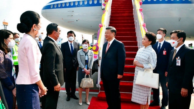 國家主席習近平與夫人彭麗媛今日乘專機抵達泰國曼谷。 AP圖片