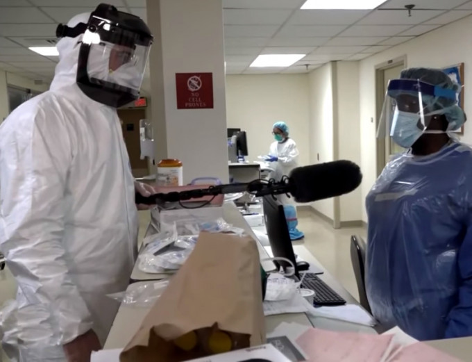 美国记者全副武装采访，一线护士却只能穿垃圾袋。(YouTube截图)