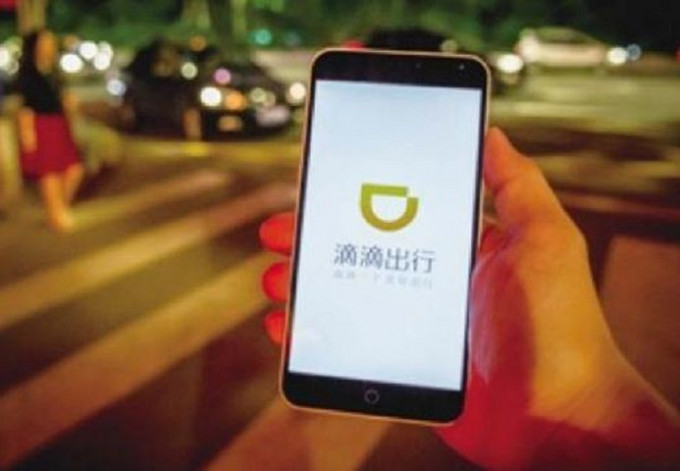 在杭州取得經營許可的14間網約車平台昨日簽訂了有關合法誠信經營、保障乘客安全的承諾書。網圖