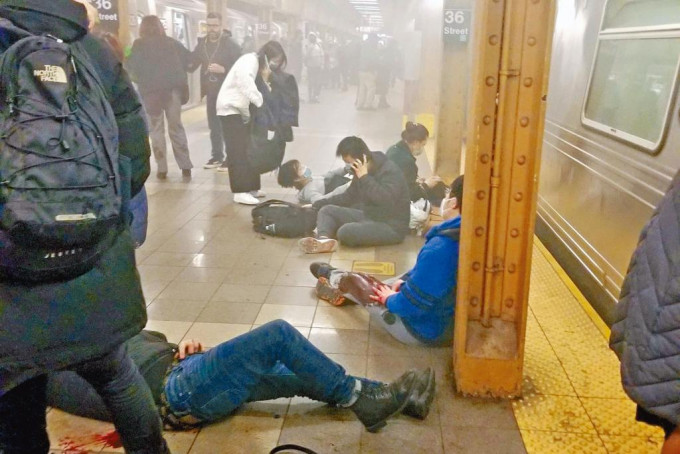 紐約地鐵站遇襲後，多名傷者躺在地上。 