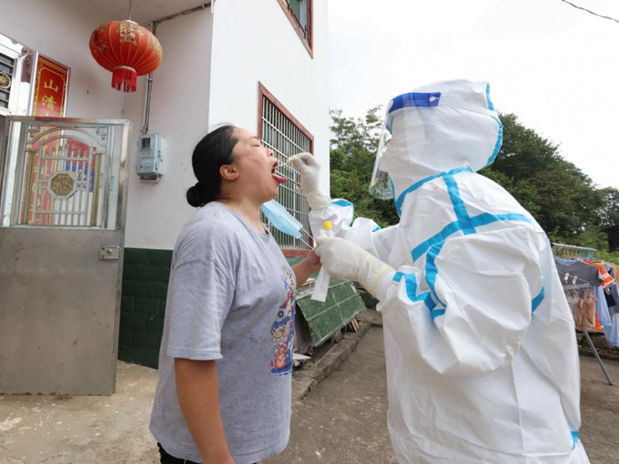 醫護人員到湖南張家界入村為農村居民進行檢測。新華社