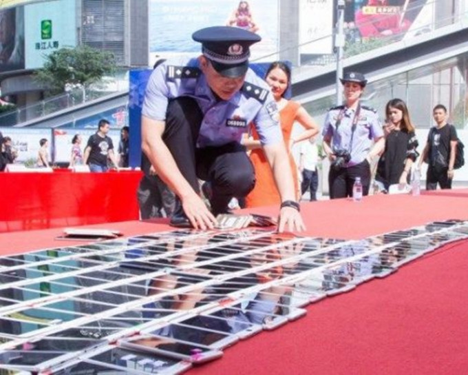 深圳警方昨日举行「返赃大会」，将2800多部被盗的苹果iPhone手机交还予失主。网图