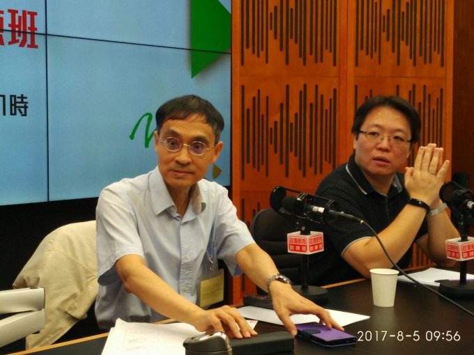 陈弘毅（左）指，香港法律并无订明，因拒绝宣誓而失去资格的议员不能参与立法会补选。