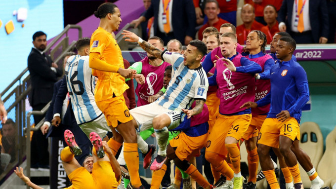 阿根廷对荷兰一仗火药味浓，总共十八黄一红，。Reuters