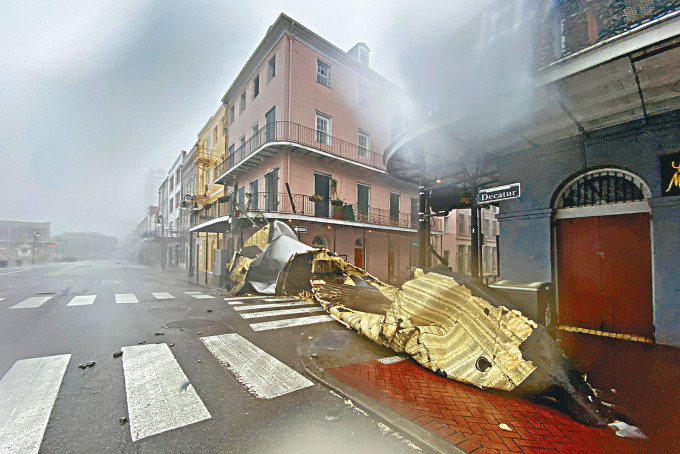新奥尔良市法国区周日街上可见被烈风吹甩的屋顶掉在地上。