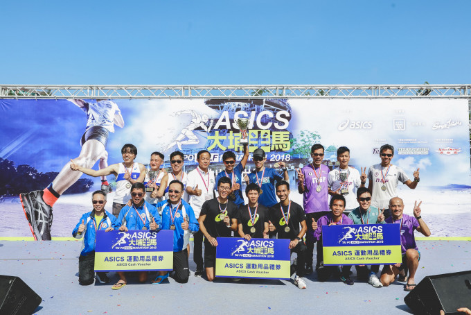 众ASICS运动员(中)勇夺半马冠军。相片由公关提供。