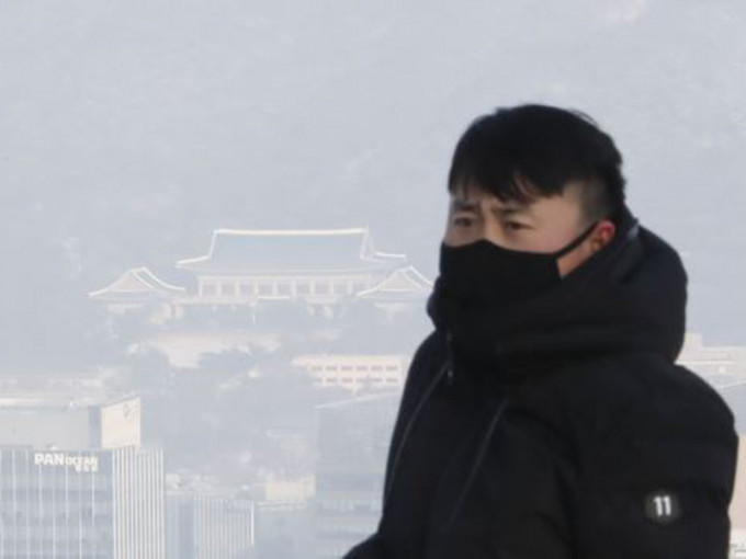 首爾巿區14日籠罩在霧霾之中。（資料圖片）