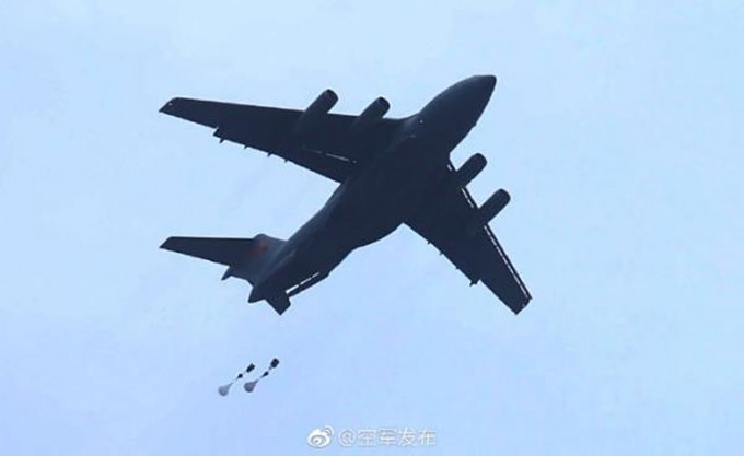 中國空軍運-20飛機進行首次空降空投訓練。網圖