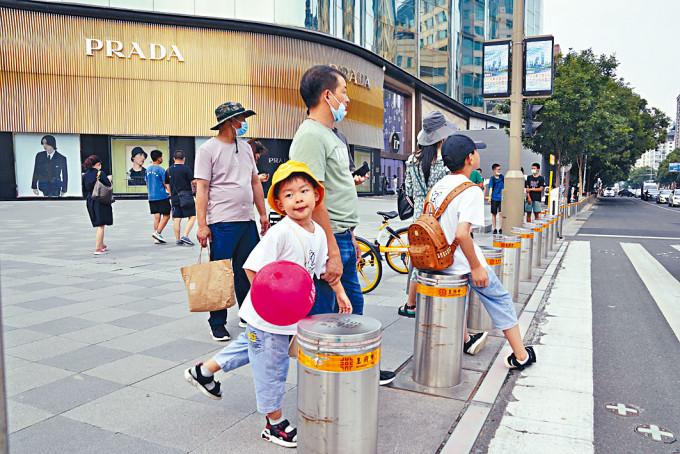 小童和家人在北京王府井逛街。