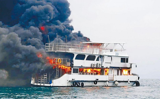 起火遊艇陷入一片火海，更傳出多響爆炸聲。