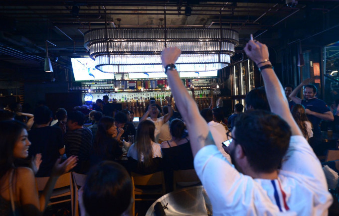 本港多个酒吧昨晚提供现埸赛事直播。资料图片