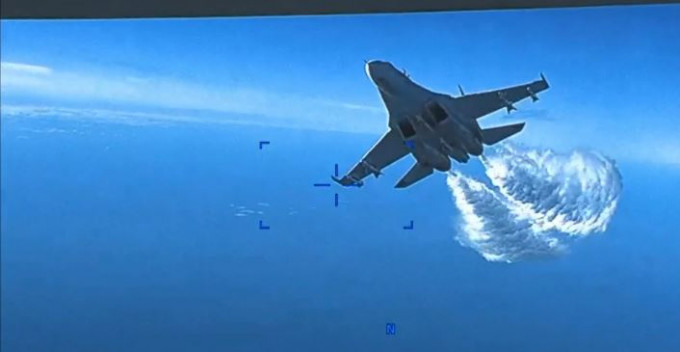 美军公布MQ-9无人机影片，显示俄战机倾倒燃油，场面惊险。