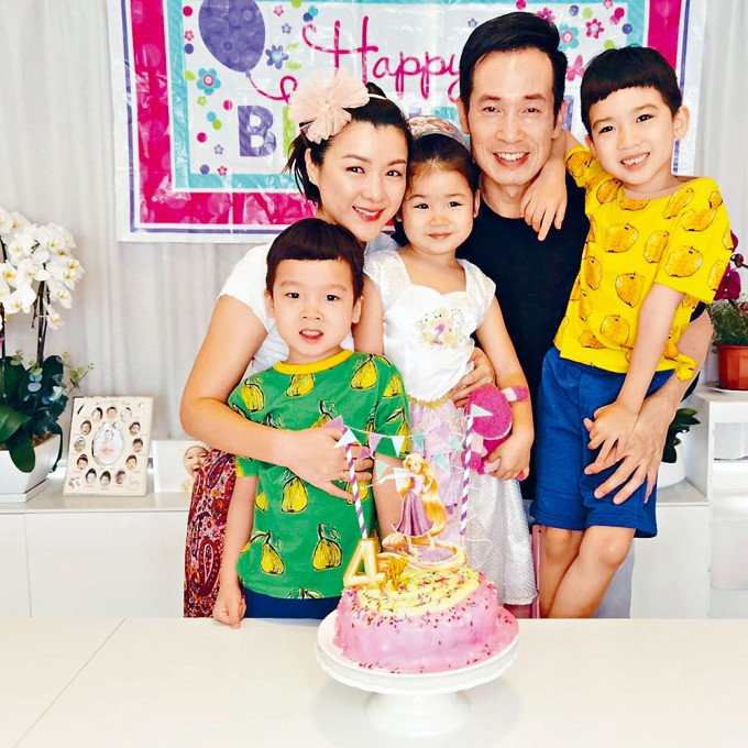 陈茵媺为细女炮制超靓蛋糕，一家五口幸福合照获网民激赞。