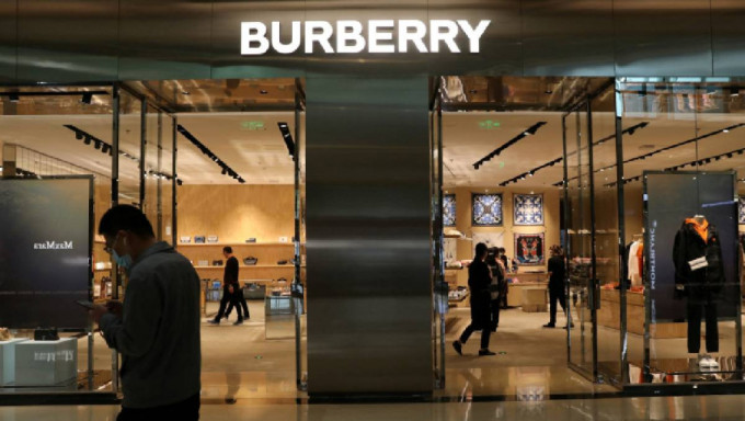 Burberry首季绩差兼停派息 CEO也离职 股价曾跌逾15%