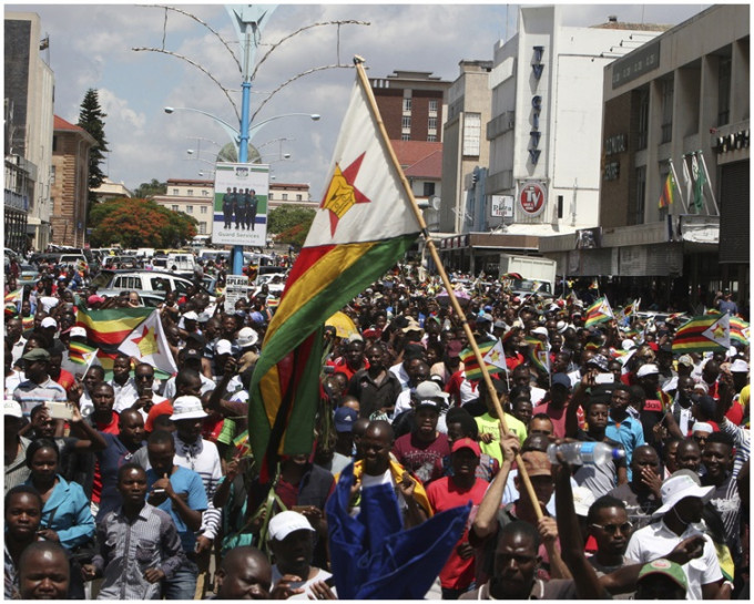 數以萬計津巴布韋示威者上街周六慶祝穆加貝政權快將倒台。AP
