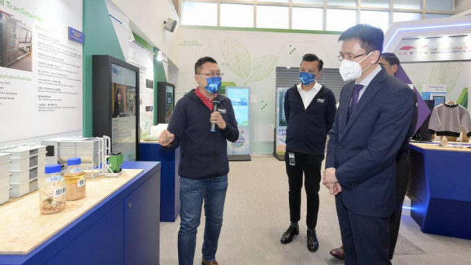 孫東今日參觀生產力局的綠色科技館。