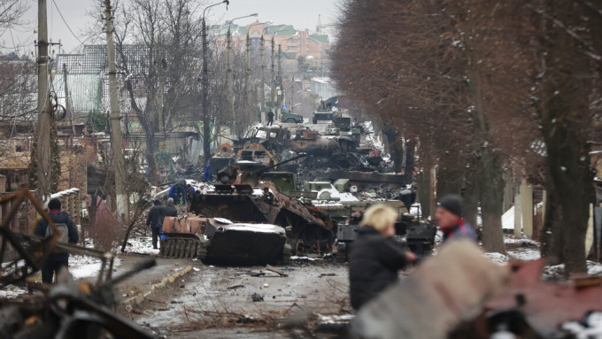 首都基輔的街頭被轟炸，滿目瘡痍。美聯社圖片