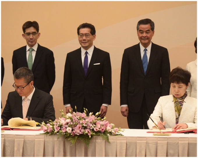 财政司司长陈茂波与商务部副部长高燕签署2份协议。