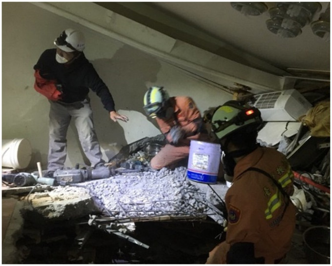 搜救人員努力從瓦礫中搜尋失蹤者。