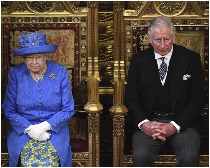 英女皇(左)周三为国会主持揭幕仪式及发表演说。AP图片