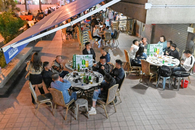 石硖尾大排档有食客涉违规6人一桌及吸烟。
