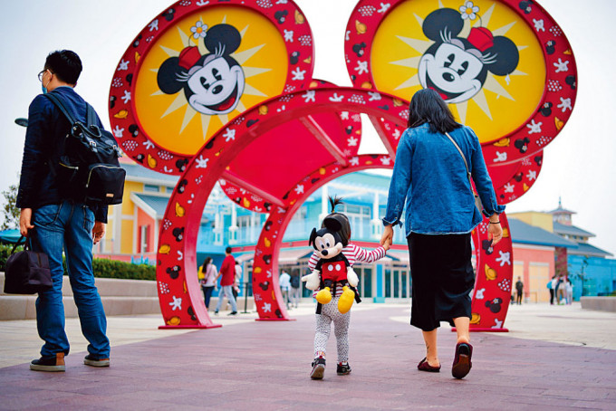 游客在上海迪士尼乐园游玩。