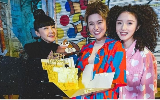 江嘉敏獲同劇的糖妹（左）及鄺潔楹送上蛋糕補祝生日。