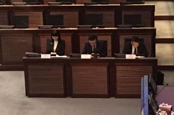 陈家强(中)出席财政事务委员会。