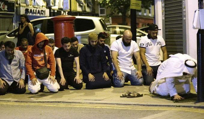 事发前，一批回教徒在清真寺内晚祷。美联社