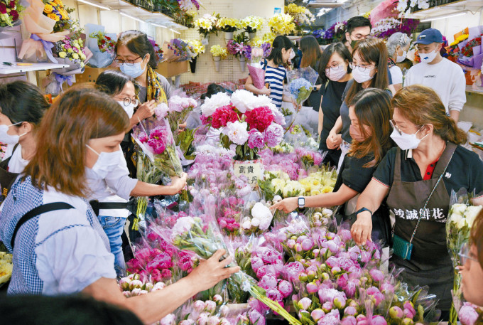 花店人頭湧湧，不少孝順子女買花，為媽媽製造驚喜。