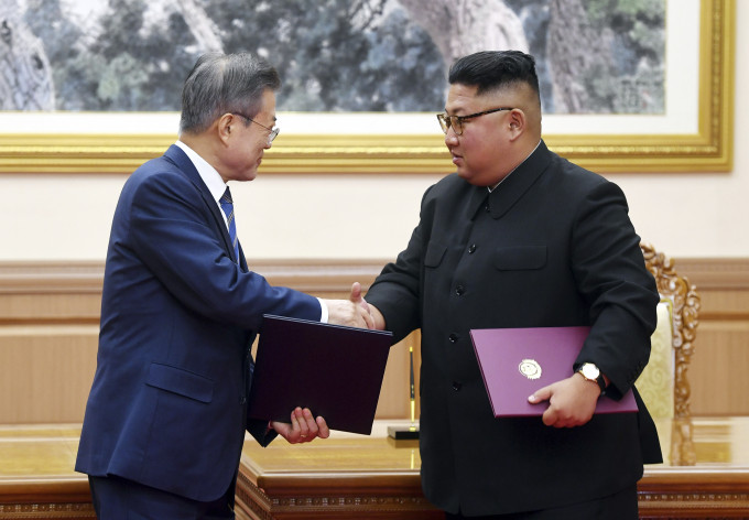文在寅（左）到北韓與金正恩會面，氣氛友好。AP