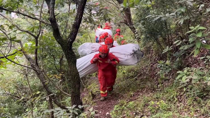 森林消防员背60公斤帐篷走7公里山路救灾。