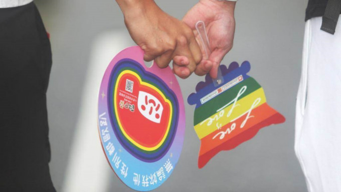 台灣立法院院會三讀通過同性伴侶家庭可收養小孩。中時