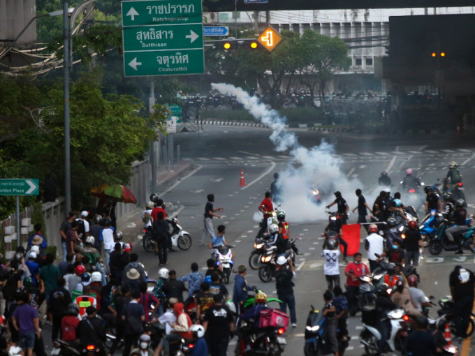 曼谷警方发射催泪弹驱散群众。AP图片