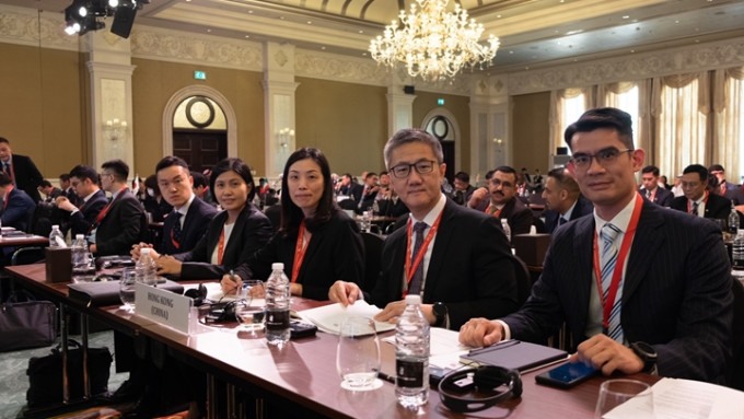 萧泽颐(右二)出席阿布扎比国际刑警亚洲区会议。